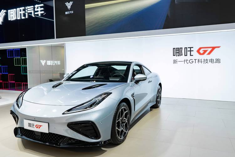 惠州199哪吒汽车在智能汽车领域的表现，领途汽车在新能源汽车市场中的影响力